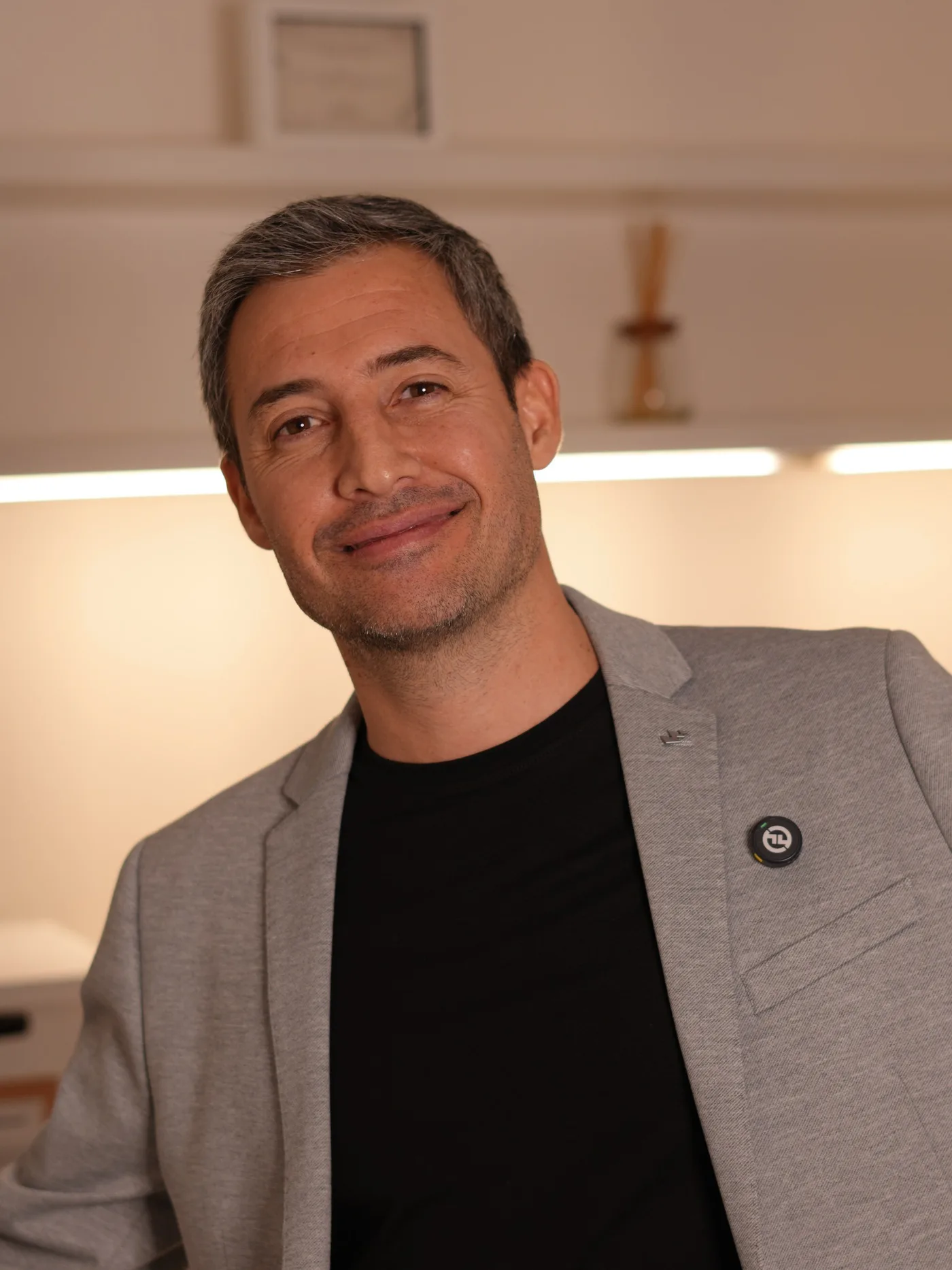 Dr. Juan Riso en su consultorio de Palermo